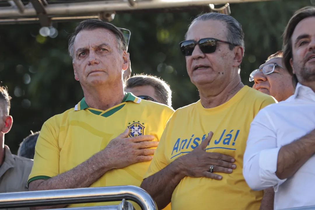 O ex presidente, Jair Bolsonaro (e) e pastor, Silas Malafaia foram indiciados pela PF