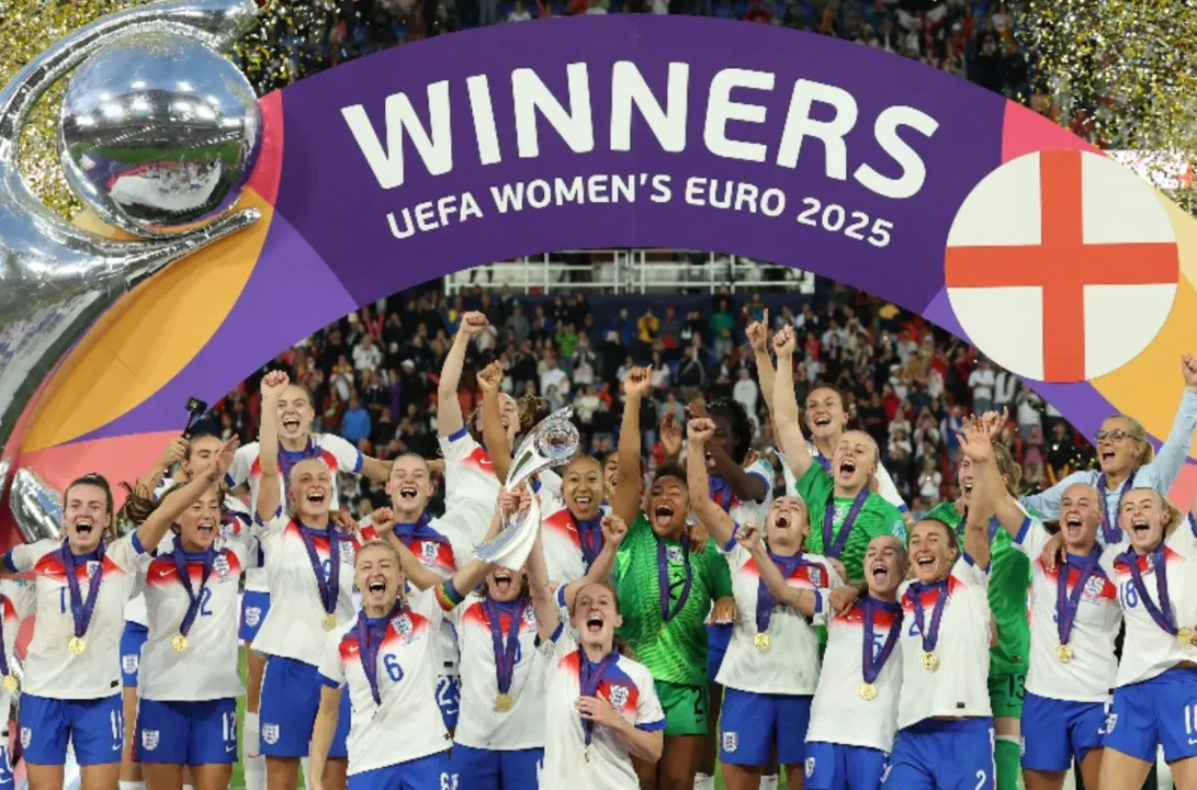 Inglaterra vence a Espanha nos pênaltis, após empate por 1 a 1, e conquista o bicampeonato da Eurocopa feminina 2025 em Basileia.