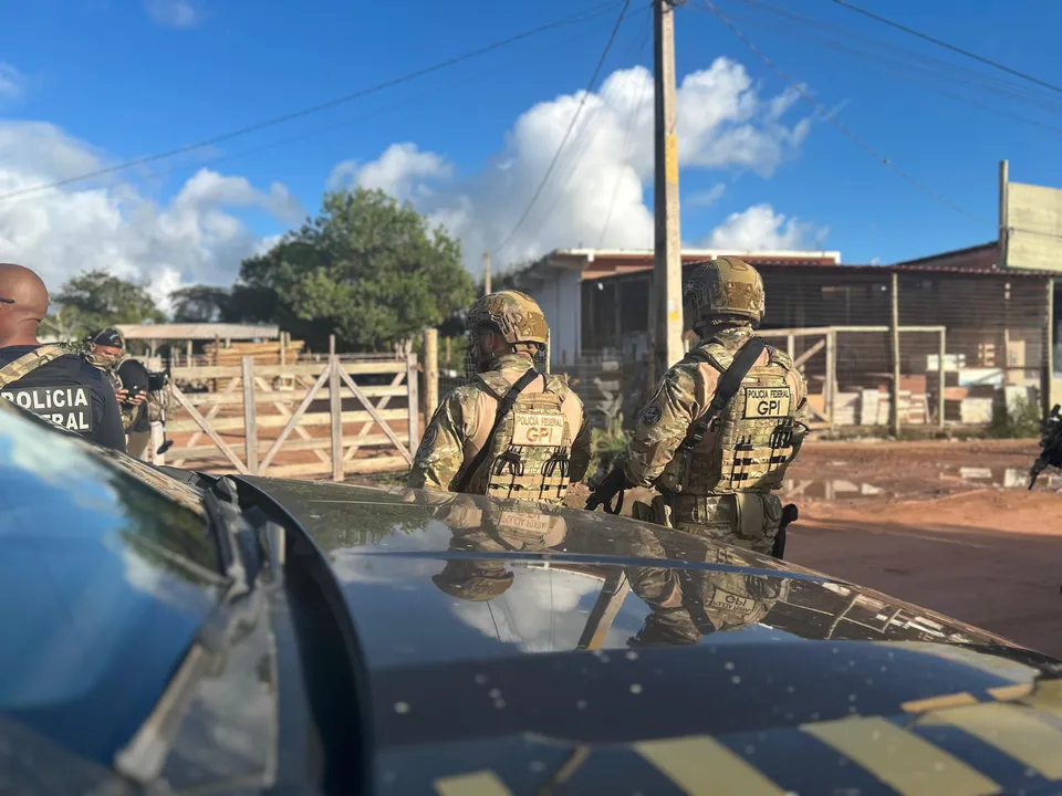 Dois dos suspeitos chegaram a atirar contra as equipes no momento da abordagem e foram baleados