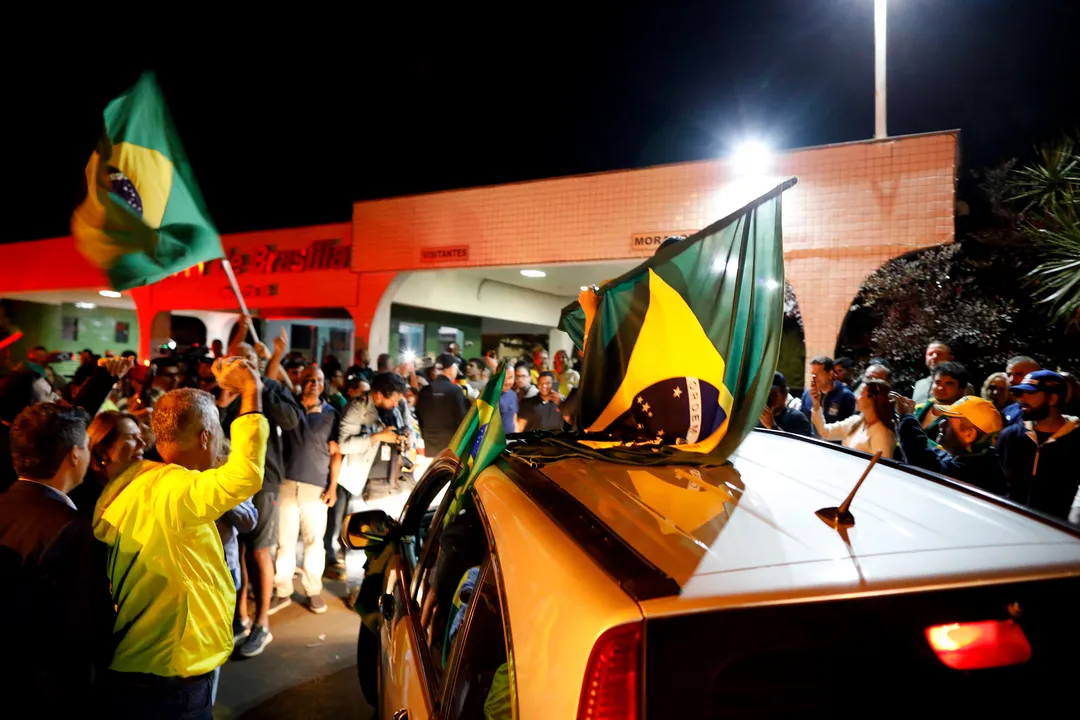 Apoiadores do ex-presidente Jair Bolsonaro se reúnem em frente à sua residência em Brasília,