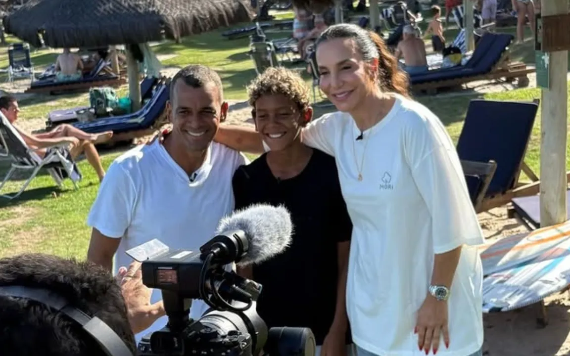 Ivete Sangalo ao lado do jovem Davi