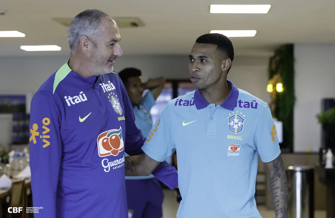 Jean Lucas, meio-campista do Bahia, se apresenta à Seleção Brasileira na Granja Comary para os últimos jogos das Eliminatórias da Copa do Mundo de 2026.