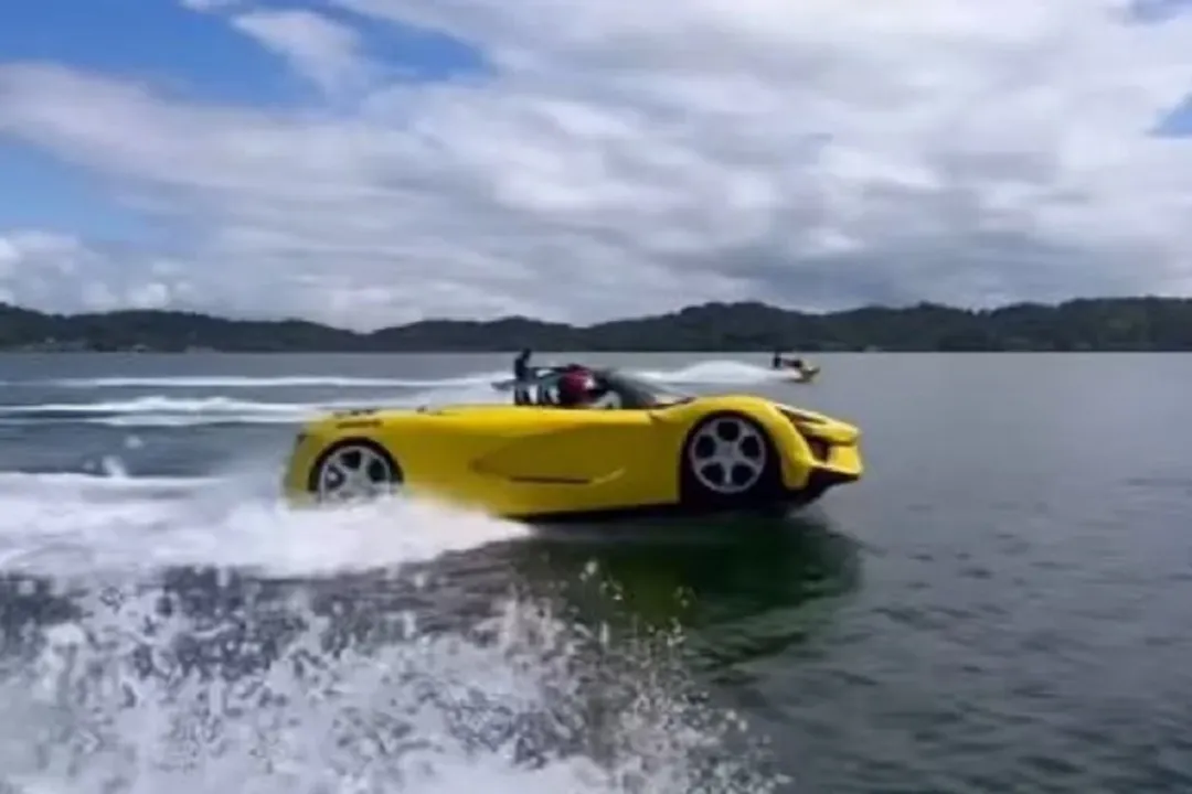 Jet boat chamou a atenção de quem estava na praia da Ribeira