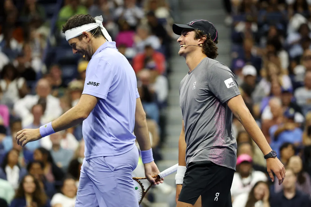 João Fonseca (dir) ao lado do argentino Del Potro em em jogo de exibição no US Open