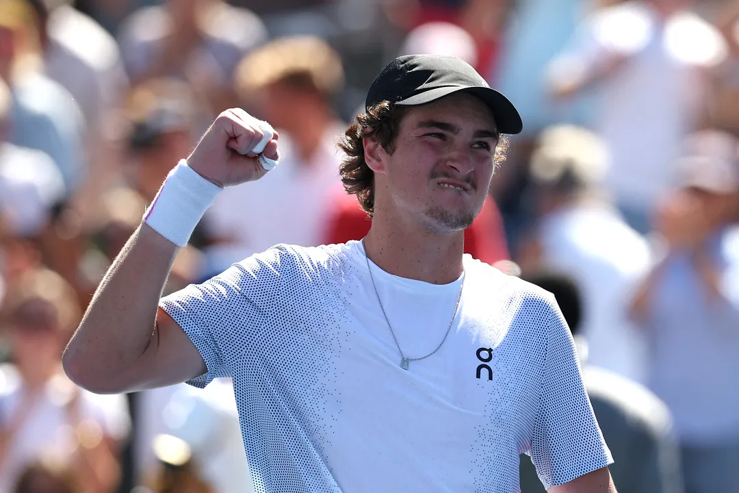 João Fonseca enfrenta Tomas Machac nesta quarta (27), às 13h, pela 2ª rodada do US Open. Saiba onde assistir, o retrospecto dos atletas e como chega o brasileiro após a vitória na estreia.