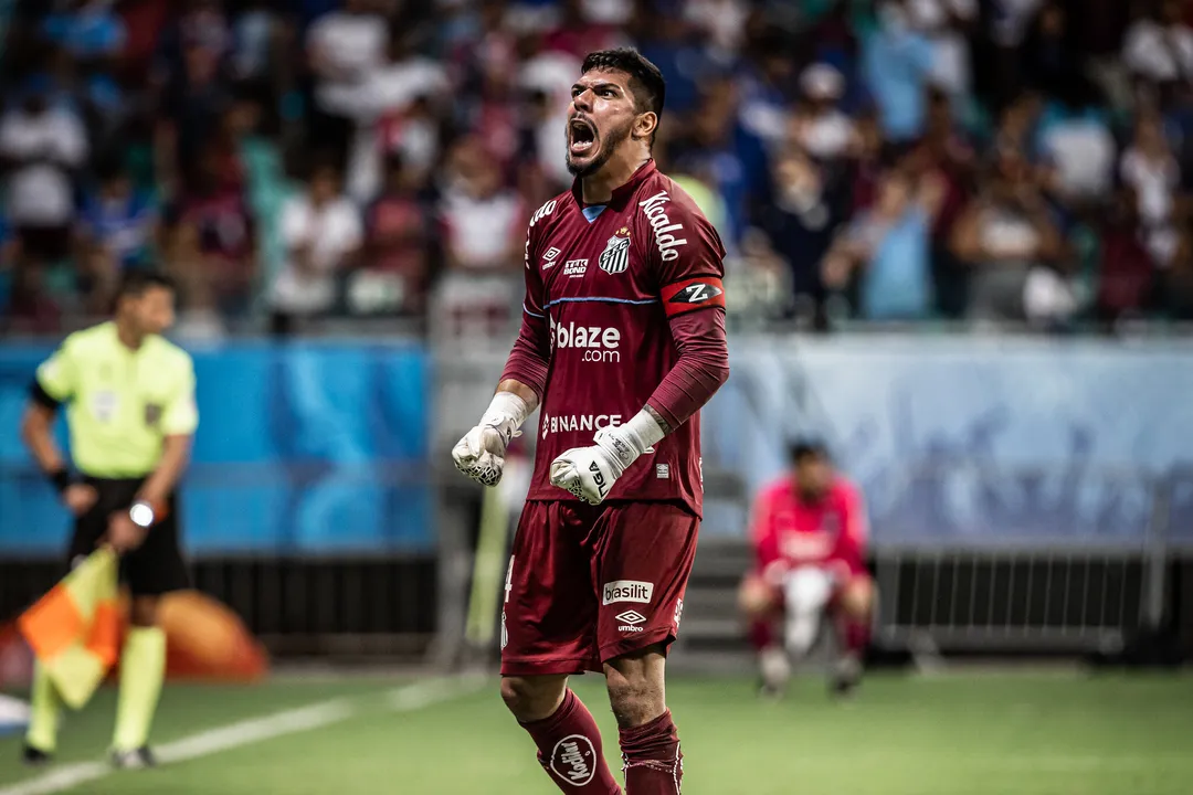 Goleiro João Paulo desembarca em Salvador, para assinar contrato com o Bahia até 2026 e diz estar pronto para estrear no Brasileirão contra o Corinthians.