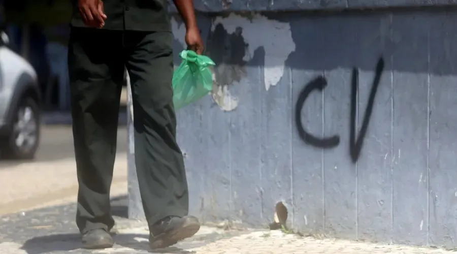 Policiais também apreenderam uma pistola, munições, seis aparelhos celulares