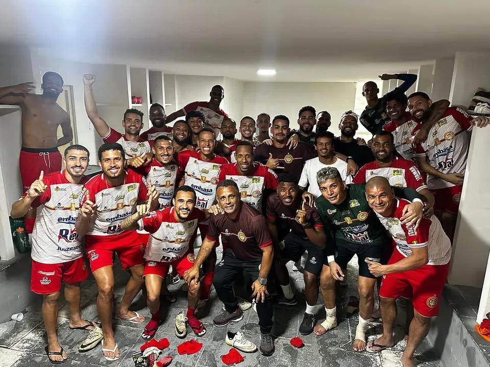 Elenco da Juazeirense celebra classificação antecipada na Série D