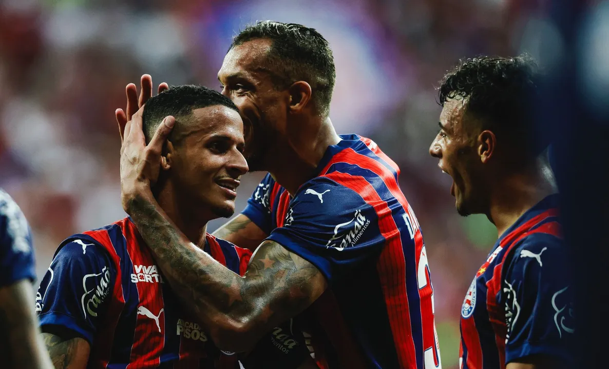 Luciano Juba comemorando gol ao lado dos companheiros