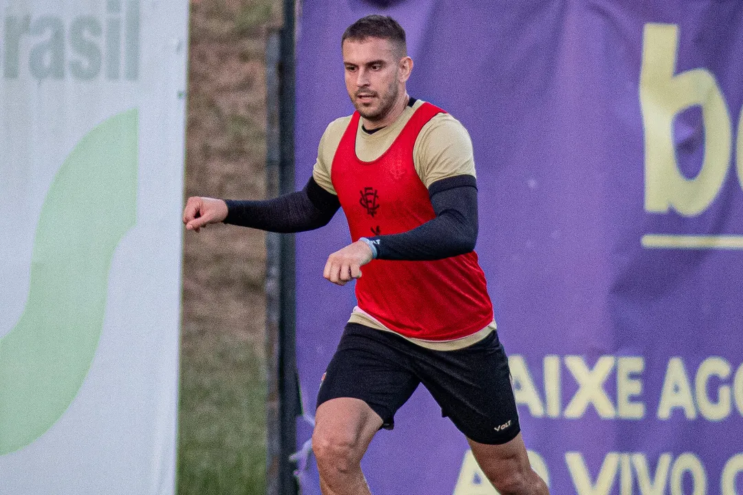 Zagueiro Bruno Uvini em treinamento