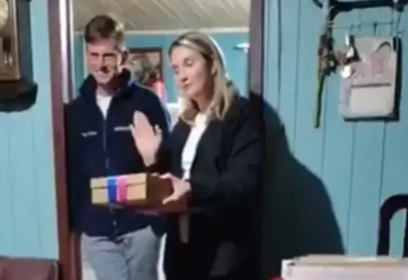 Mulher revela traição em vídeo para toda família