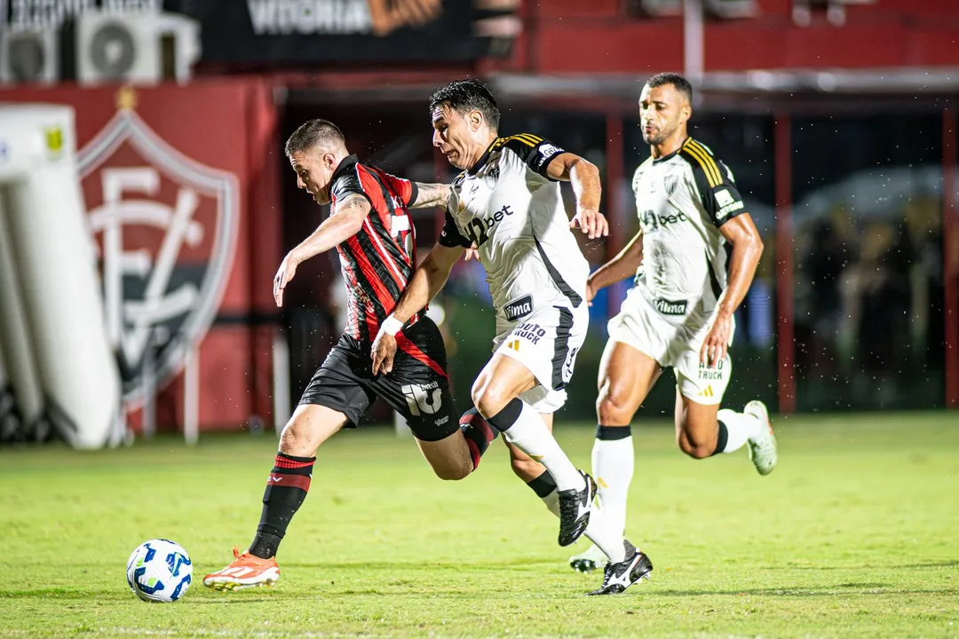 Renato Kayzer em ação pelo Vitória no jogo contra o Atlético Mineiro