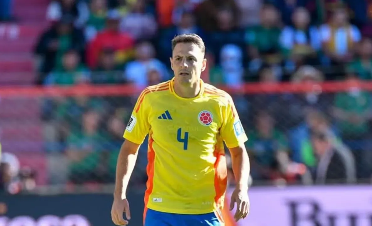 Santiago Arias, lateral do Bahia em campo pela Colômbia