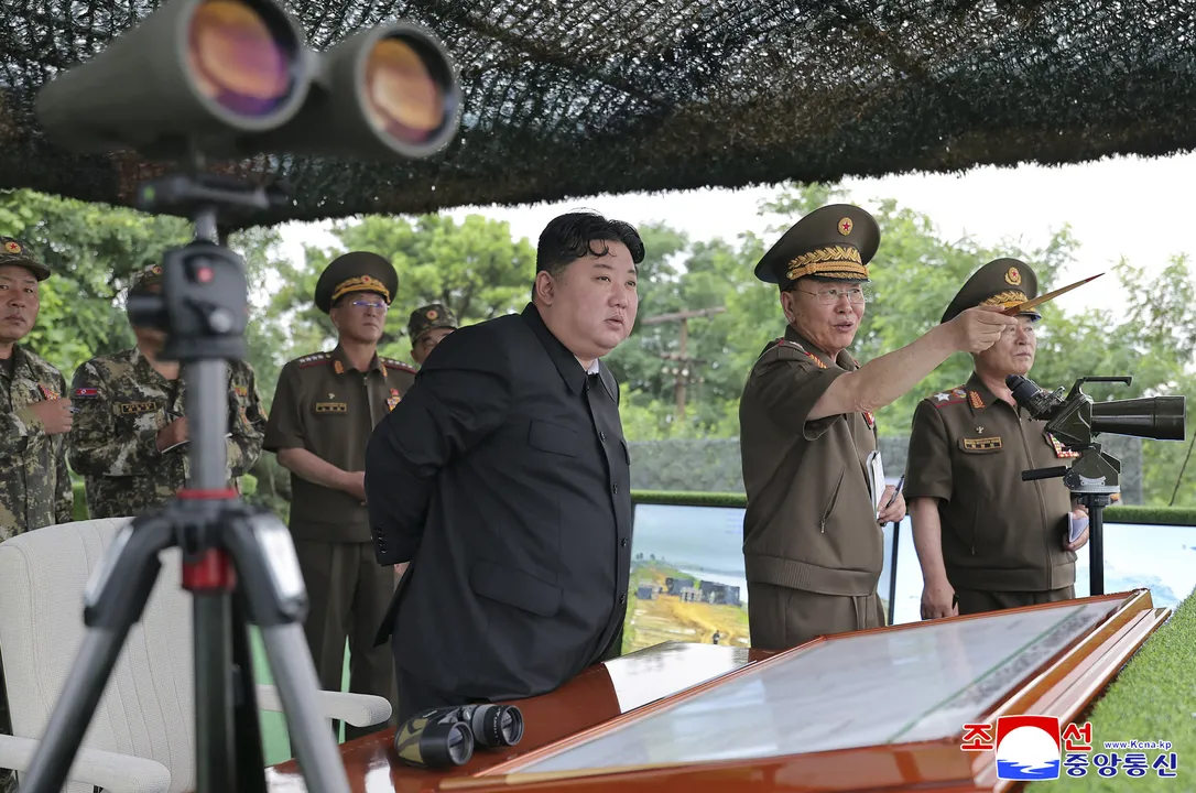 Líder norte-coreano Kim Jong Un observa uma disputa de tiros entre subunidades de artilharia de grandes unidades combinadas do Exército Popular Coreano, em um local não revelado na Coreia do Norte.