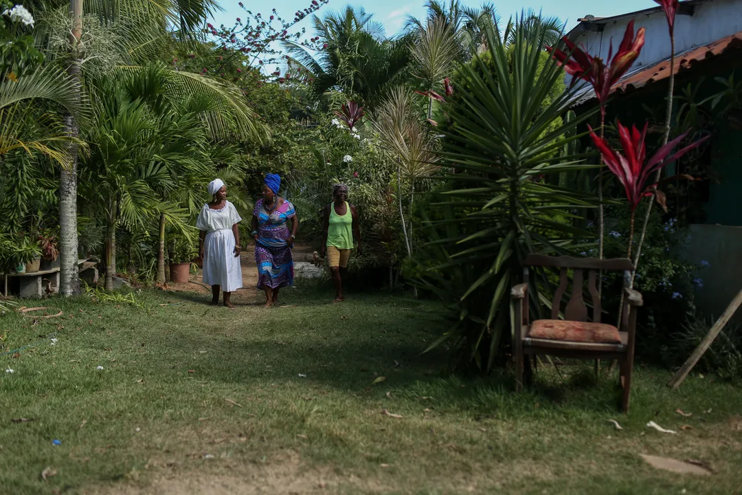 Raquel Conceição Pereira, mãe  Rejane Pereira Rodrigues, líder quilombola e  Gildete Araújo de Melo, Yaô, no Quilombo Quingoma.