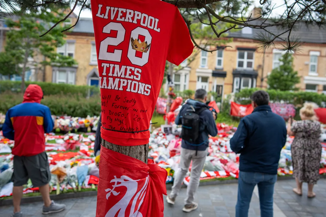 Liverpool prestará homenagem a Diogo Jota e seu irmão, mortos em acidente, durante amistoso contra o Preston. Cerimônia incluirá hino, minuto de silêncio e braçadeiras pretas.