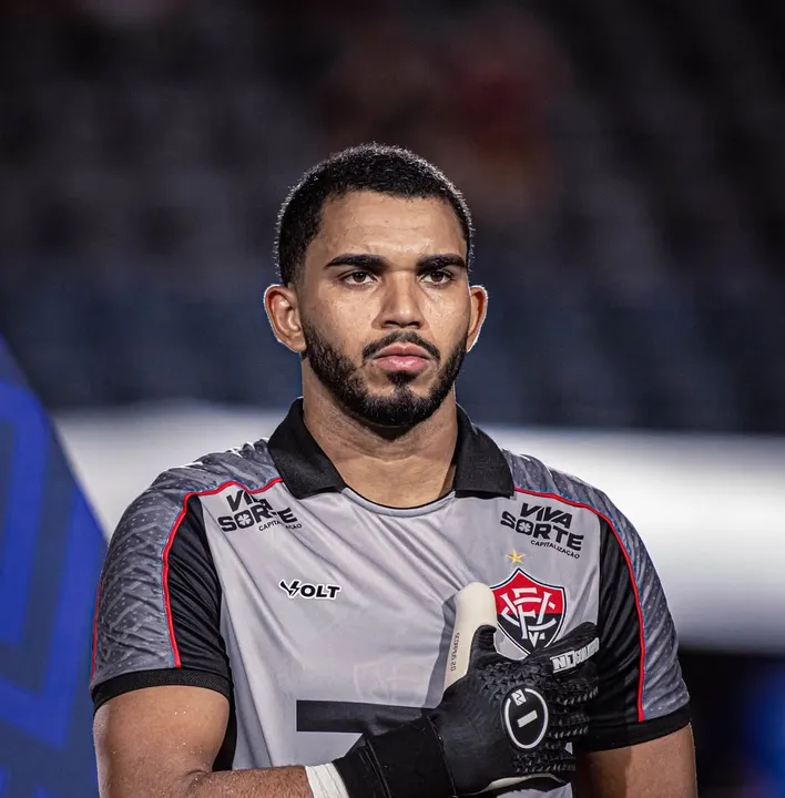 Lucas Arcanjo é o goleiro titular do Vitória