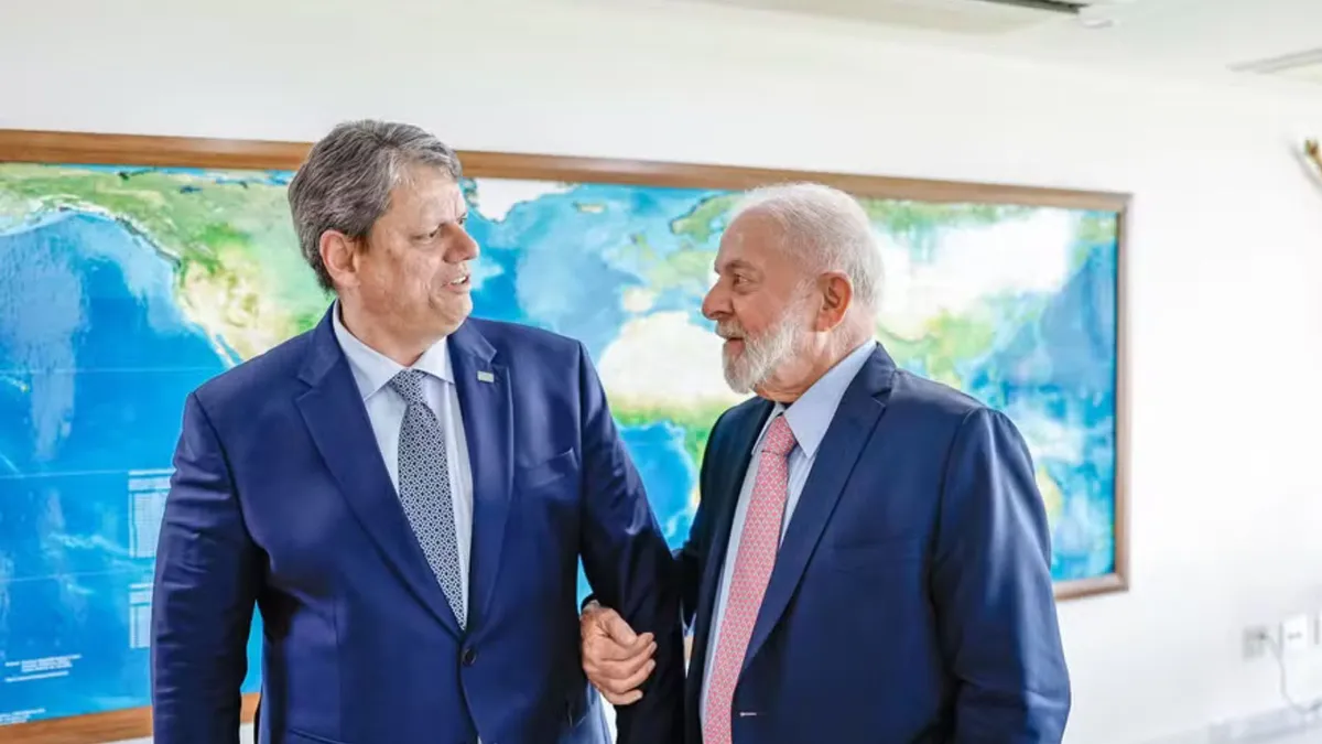 Presidente Lula e governador Tarcísio de Freitas durante encontro