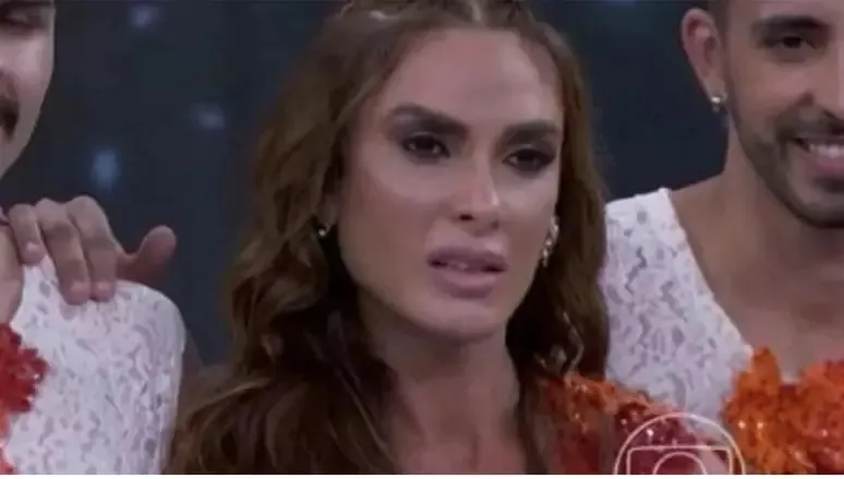 Nicole Bahls chama a atenção dos internautas