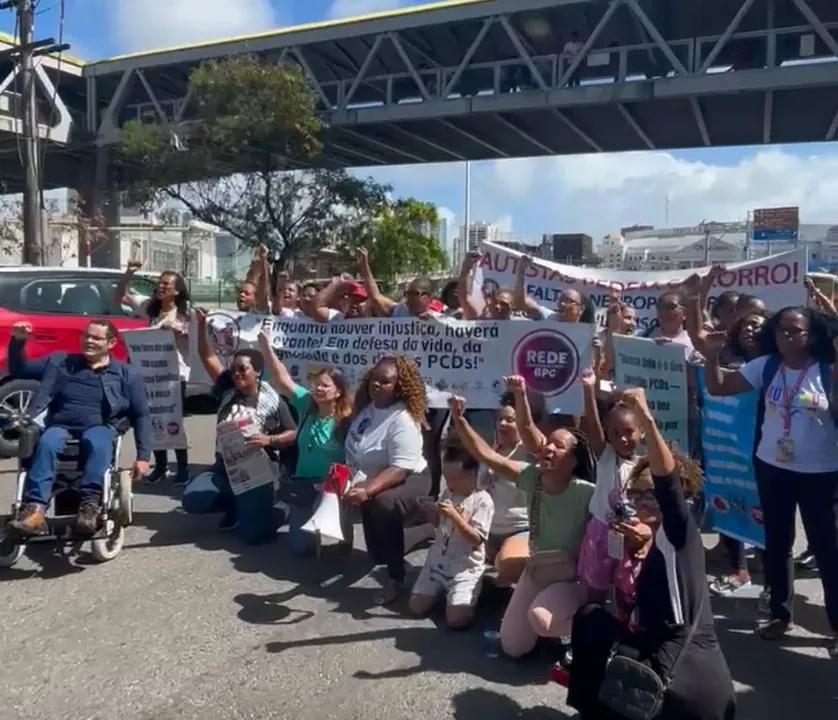 Famílias afirmam que cortes deixam crianças sem terapias, alimentação e saúd