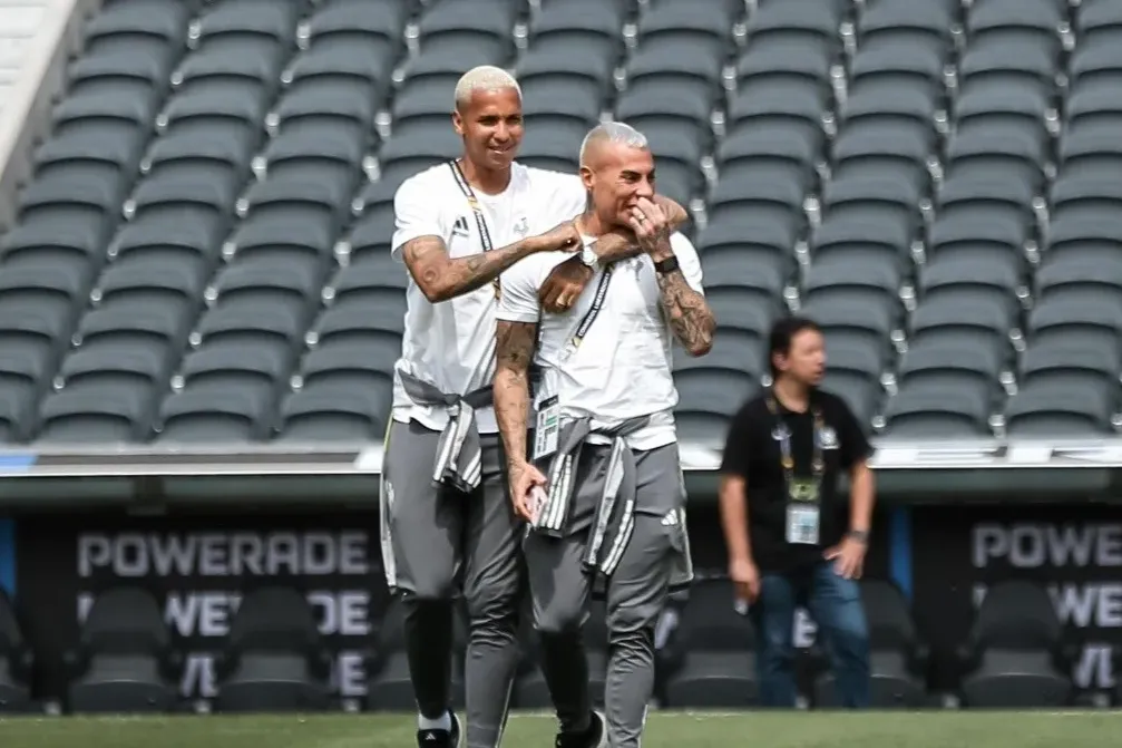 Deyverson processa o Atlético-MG na Justiça do Trabalho cobrando R$ 1,5 milhão em verbas rescisórias. O Galo enfrenta outros processos e cobranças de atletas por atrasos.