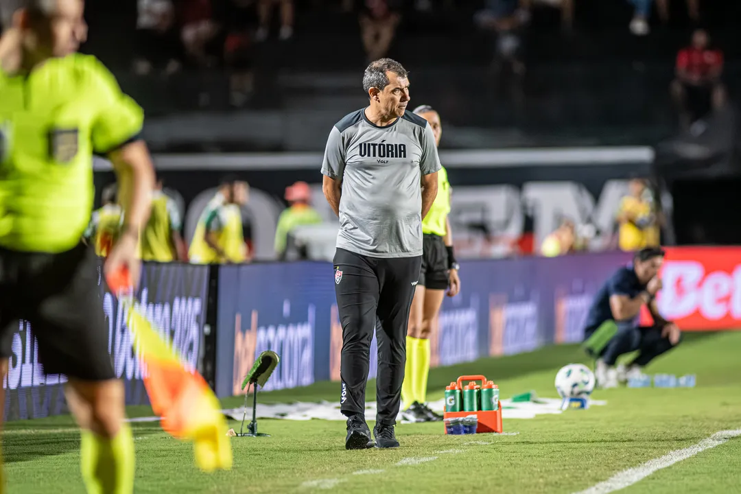 Fábio Carille à beira do gramado do Barradão