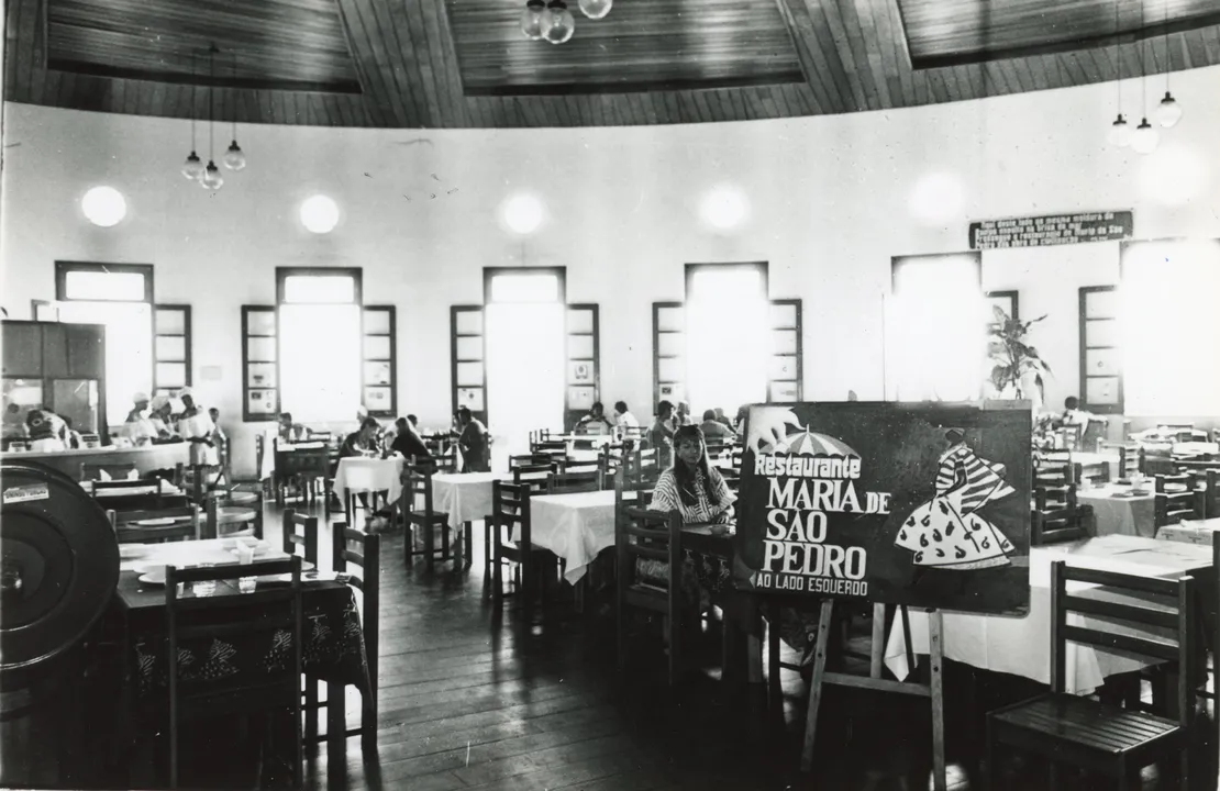 Janelões do Restaurante Maria de São Pedro dão vista para a Baía de Todos os Santos
