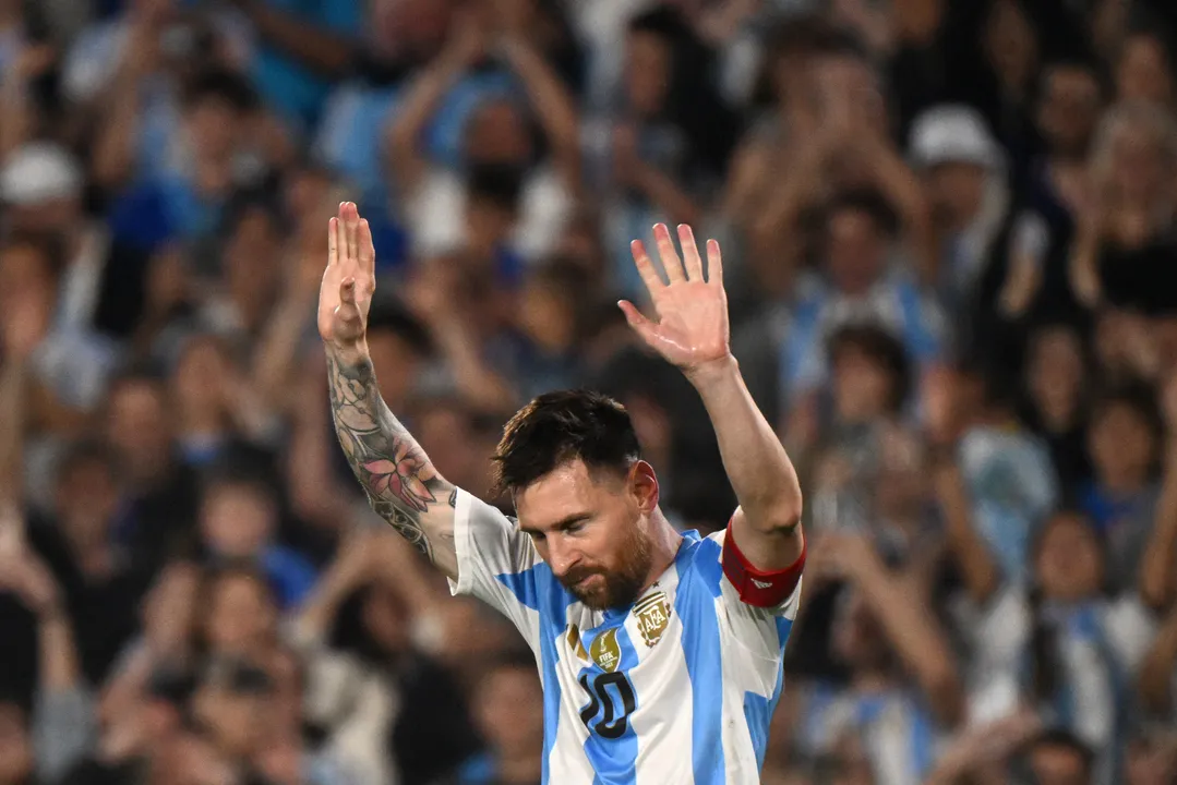 Messi confirma despedida das Eliminatórias contra a Venezuela em Buenos Aires. Futuro do craque de 38 anos na Copa de 2026 segue indefinido.