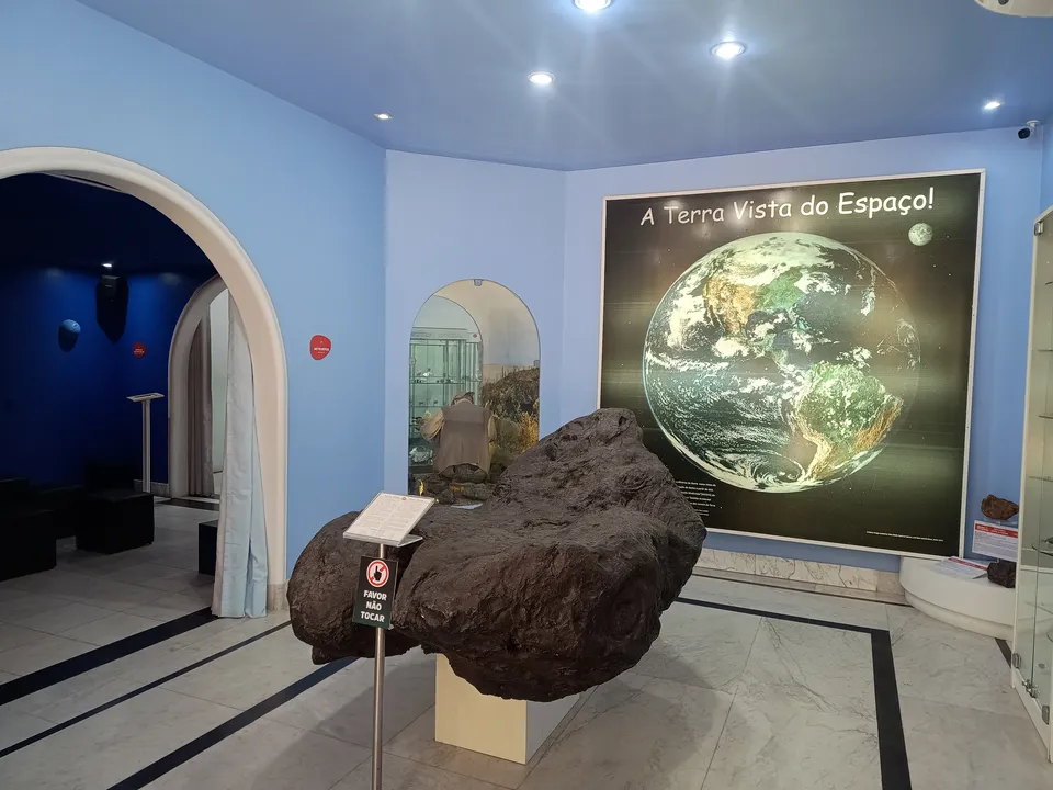 Meteorito Bandegó ao centro, maior exemplar encontrado no Brasil e 16º maior do mundo