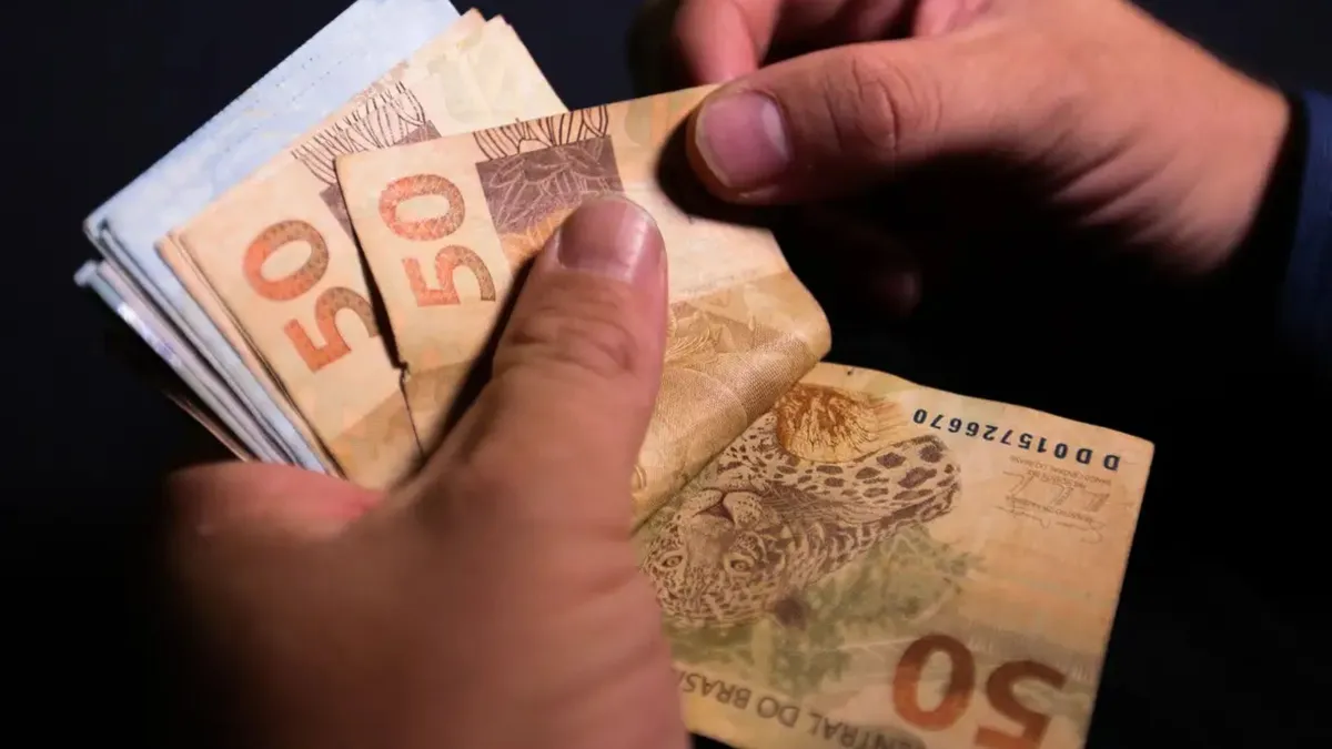 Salário deve passar por reajuste em 2026
