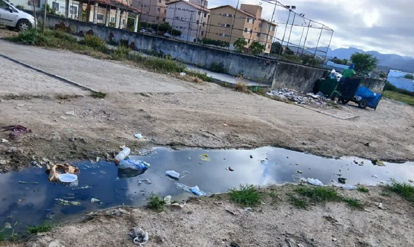 Rua atingida por esgoto que tem incomodado moradores