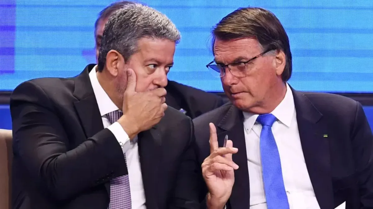 Arthur Lira deve visitar Bolsonaro ainda nesta segunda, 1