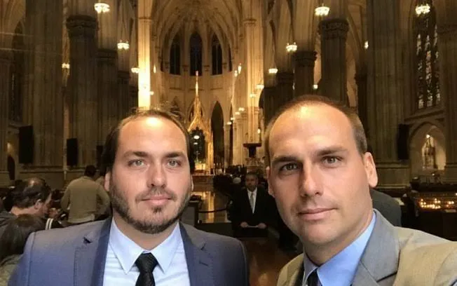 Irmãos Carlos e Eduardo Bolsonaro
