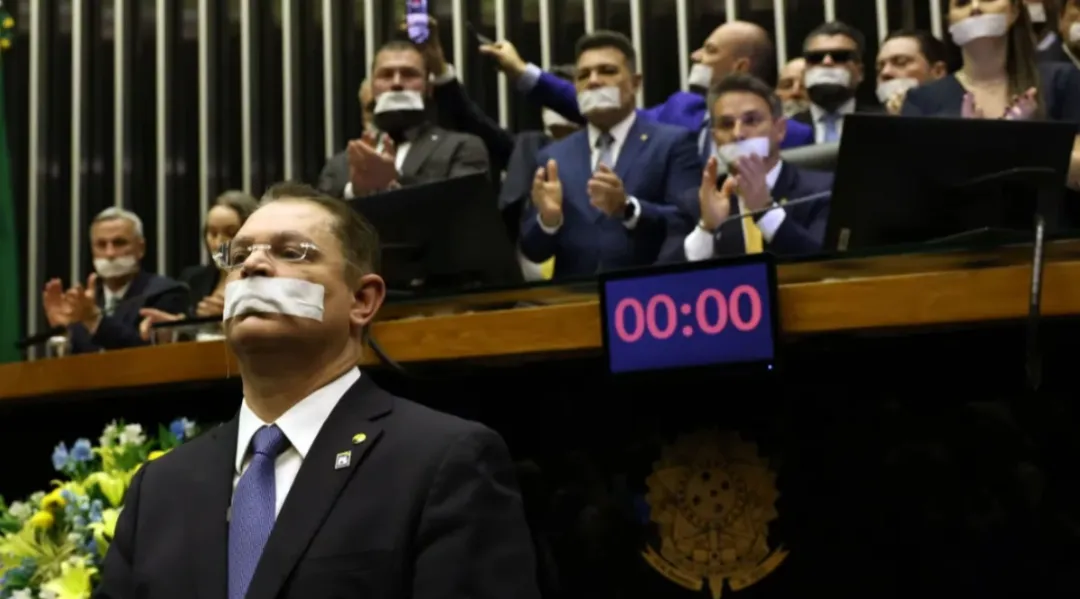 Parlamentares de oposição resistiam em permanecer ocupando mesa