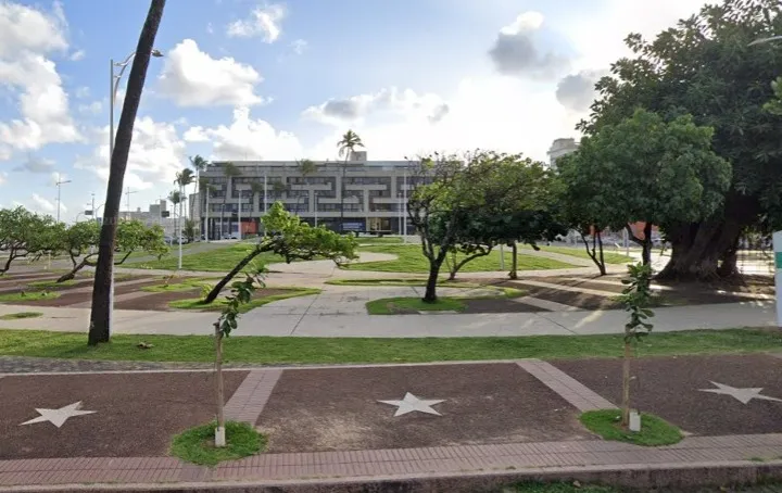 Acidente que provocou fraturas nas duas pernas de um corredor ocorreu na praça Nossa Senhora da Luz