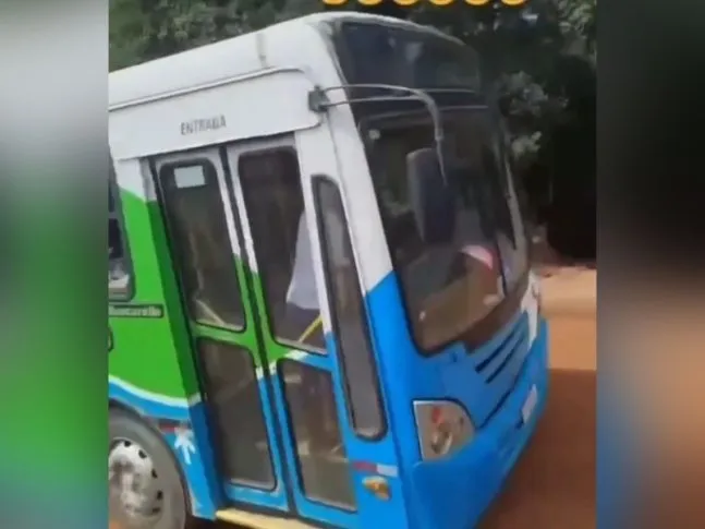 Ônibus escolares foram flagrados disputando corrida na zona rural.