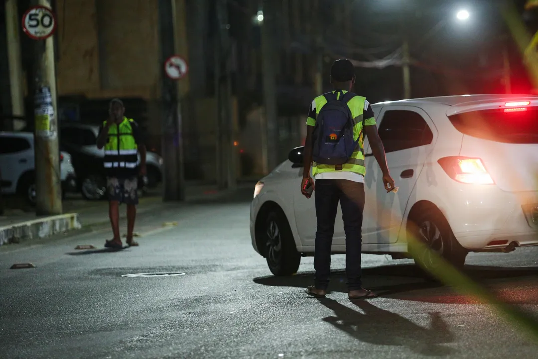 Flanelinhas trabalham até nas  áreas da Zona Azul