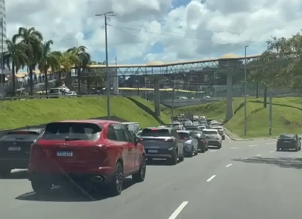 Imagem ilustrativa da imagem Movimento em torno de shopping trava importante região de Salvador