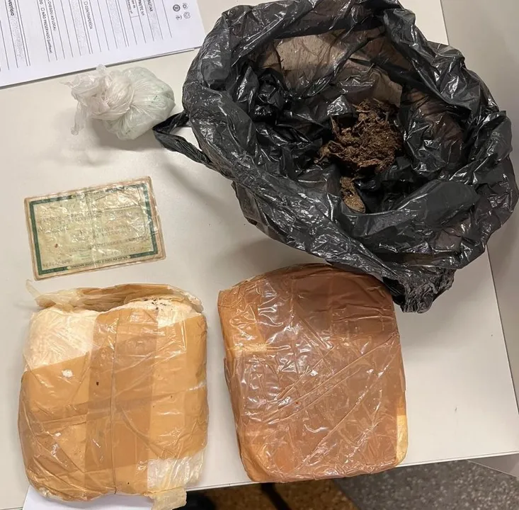 Mulher foi encontrada com 2 kg de drogas