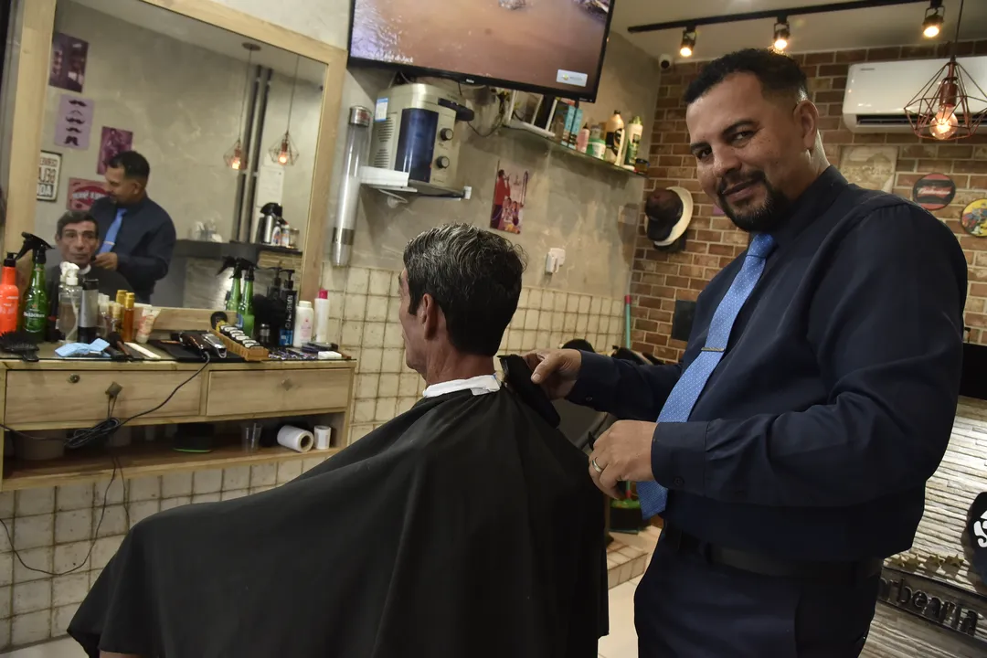 Róberte Batista em sua barbearia no Shopping San Filipe Center, térreo Ladeira do Abaeté Itapuâ