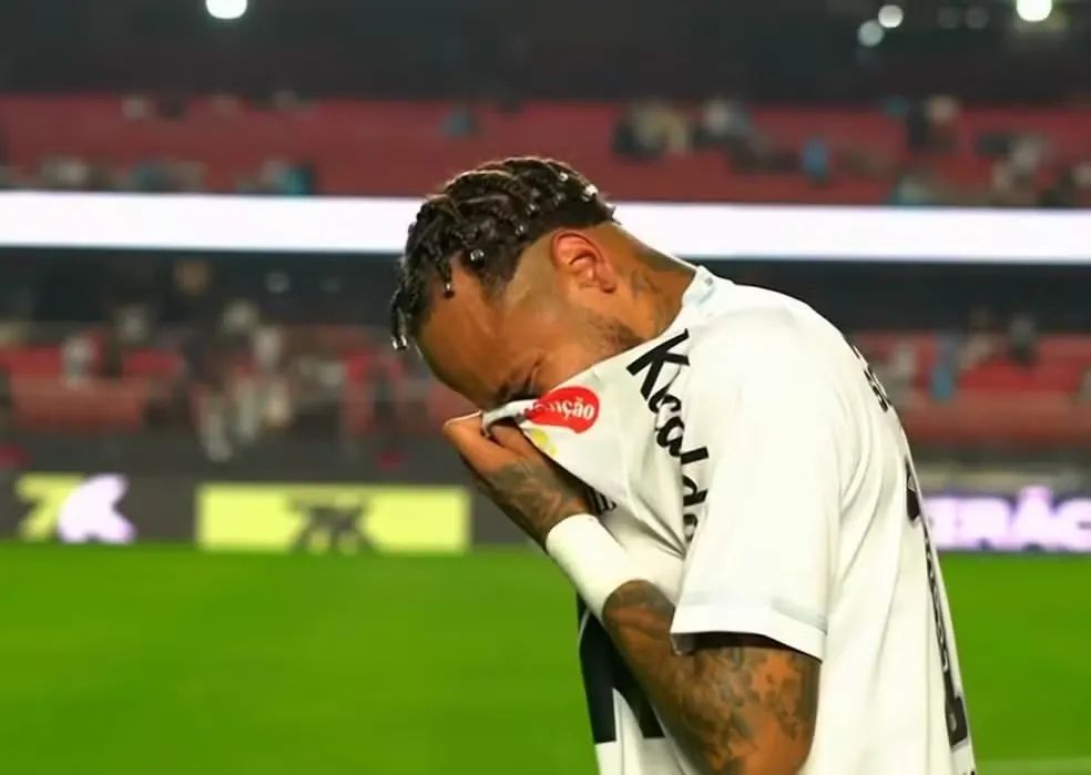 Neymar não segurou as lágrimas após a goleada de 6x0 para o Vasco, a maior do clube e da sua carreira.
