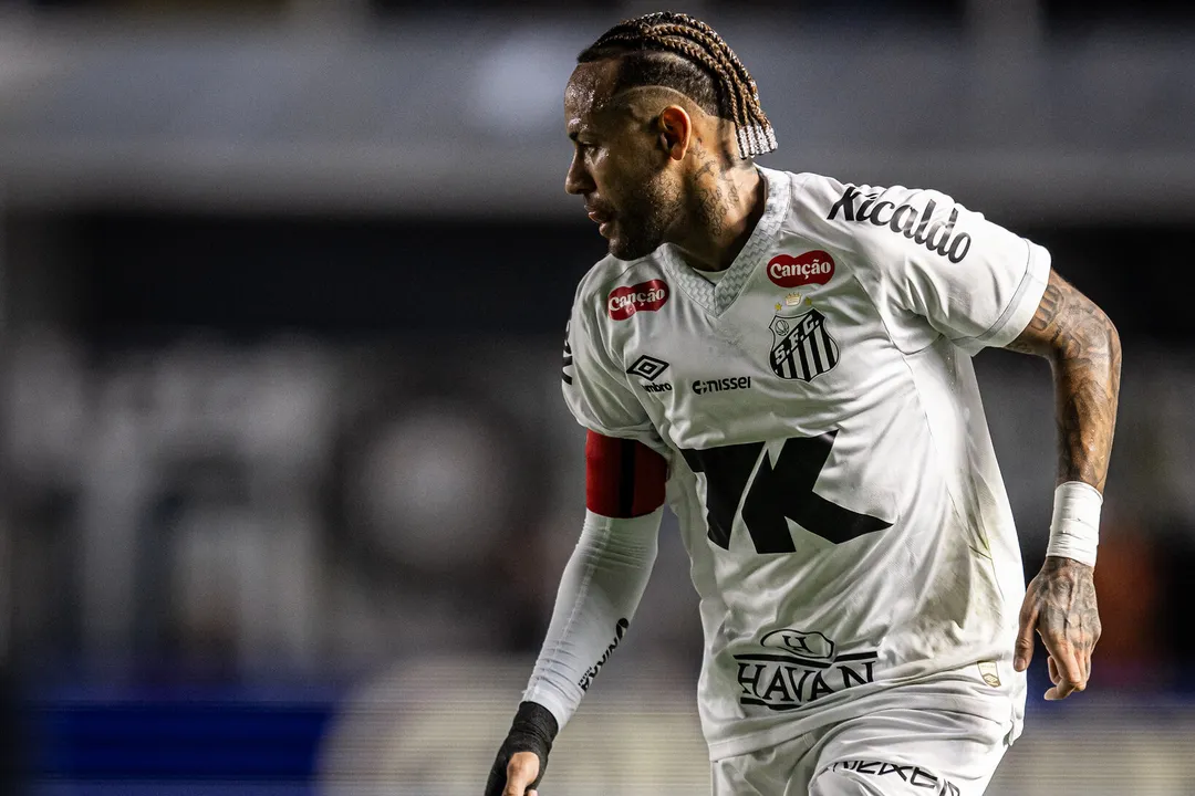 Neymar discutiu e xingou um torcedor após a derrota do Santos para o Internacional por 2 a 1 na Vila Belmiro