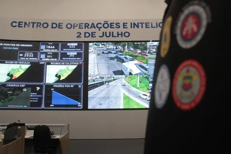 Iniciativa usa cartas de baralho para exibir fotos e dados dos criminosos mais procurados