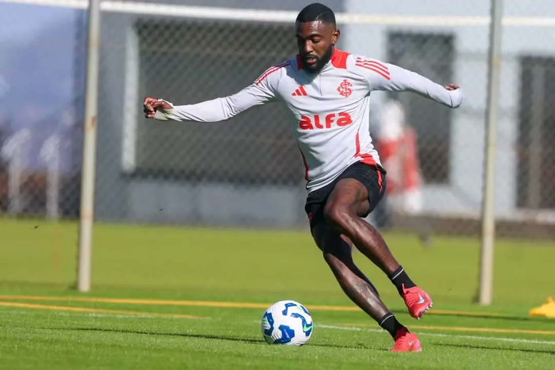 Lateral-esquerdo Ramon durante treinamento no Internacional