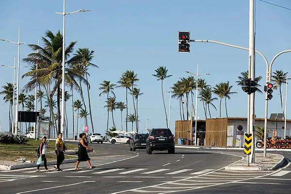 Pedestre passando na faixa da Avenida Octávio Mangabeira