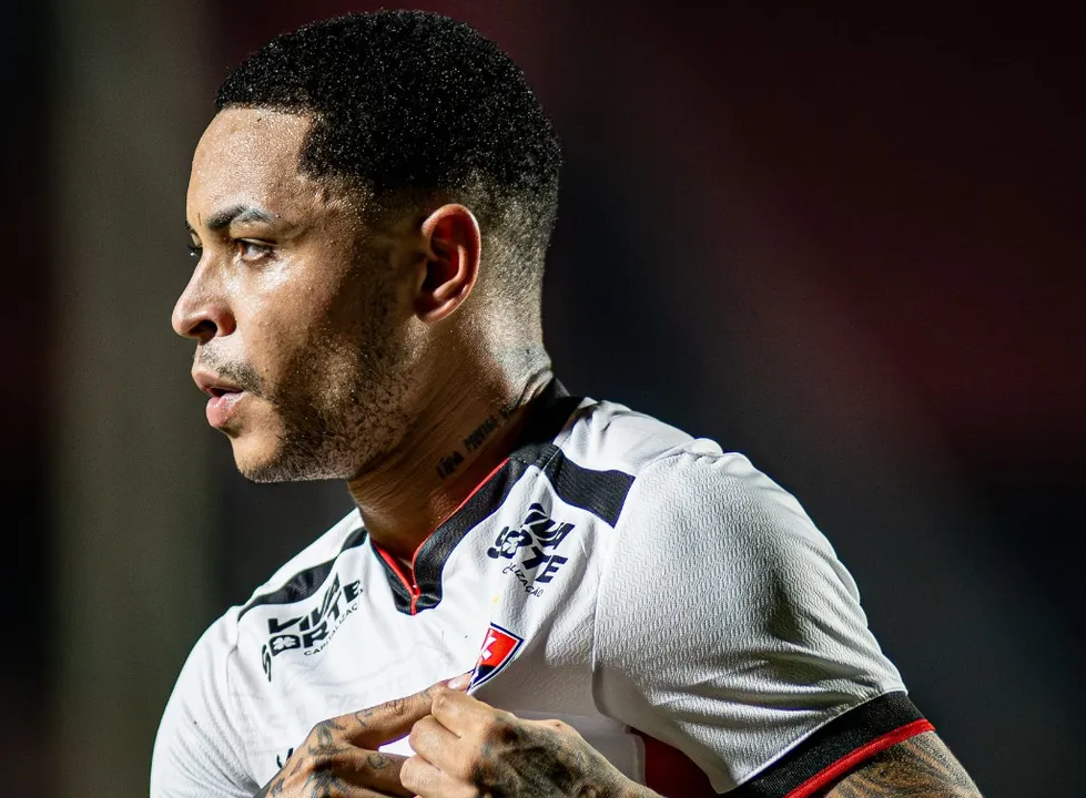 Matheuzinho renova com o Vitória até 2029