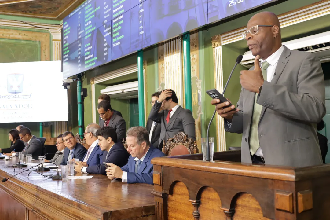 Vereador Hamilton Assis (PSOL) no púlpito da Câmara de Salvador
