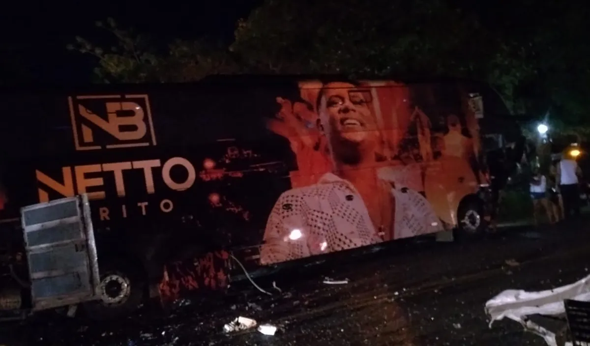 Até o momento, não se sabe se o cantor Netto Brito estava a bordo do ônibus