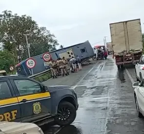 Ônibus tombado na BR-324, em Feira de Santana