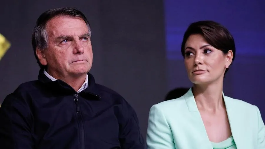 Jair Bolsonaro ao lado da ex-primeira-dama Michelle Bolsonaro